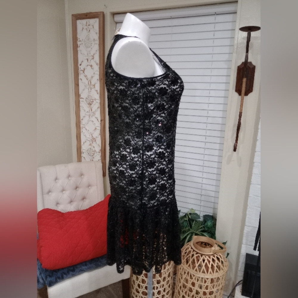 Elegant Black Lace Dress - Picture 5 of 8